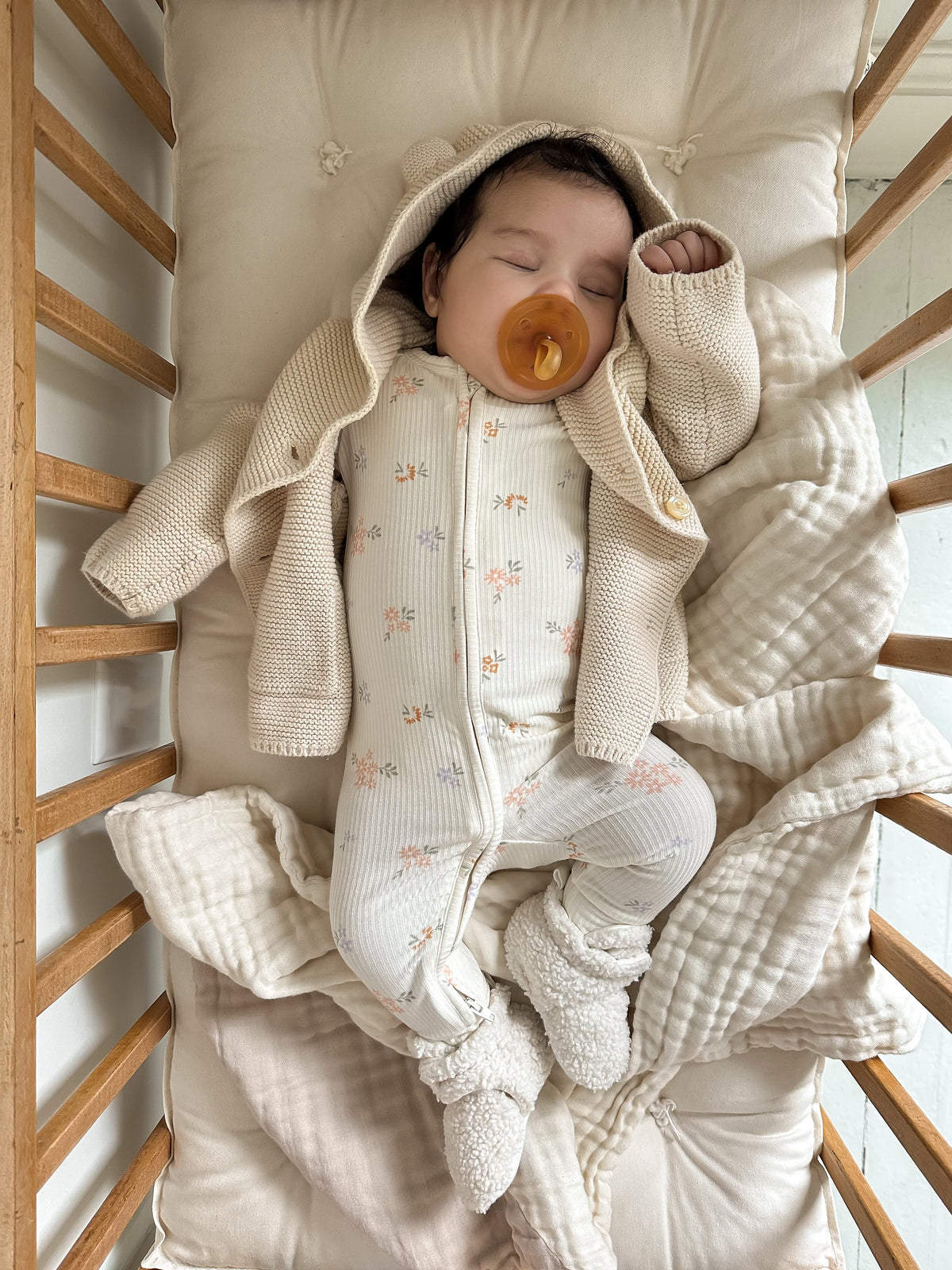 Yellow Shoes | Baby Slippers | Sherpa Snap Booties – Bottillons ivoire pour bébé – Robeez | Sherpa Snap Booties – Ivory Baby Booties – Robeez-Baby Slippers-Yellow-Yellow Shoes