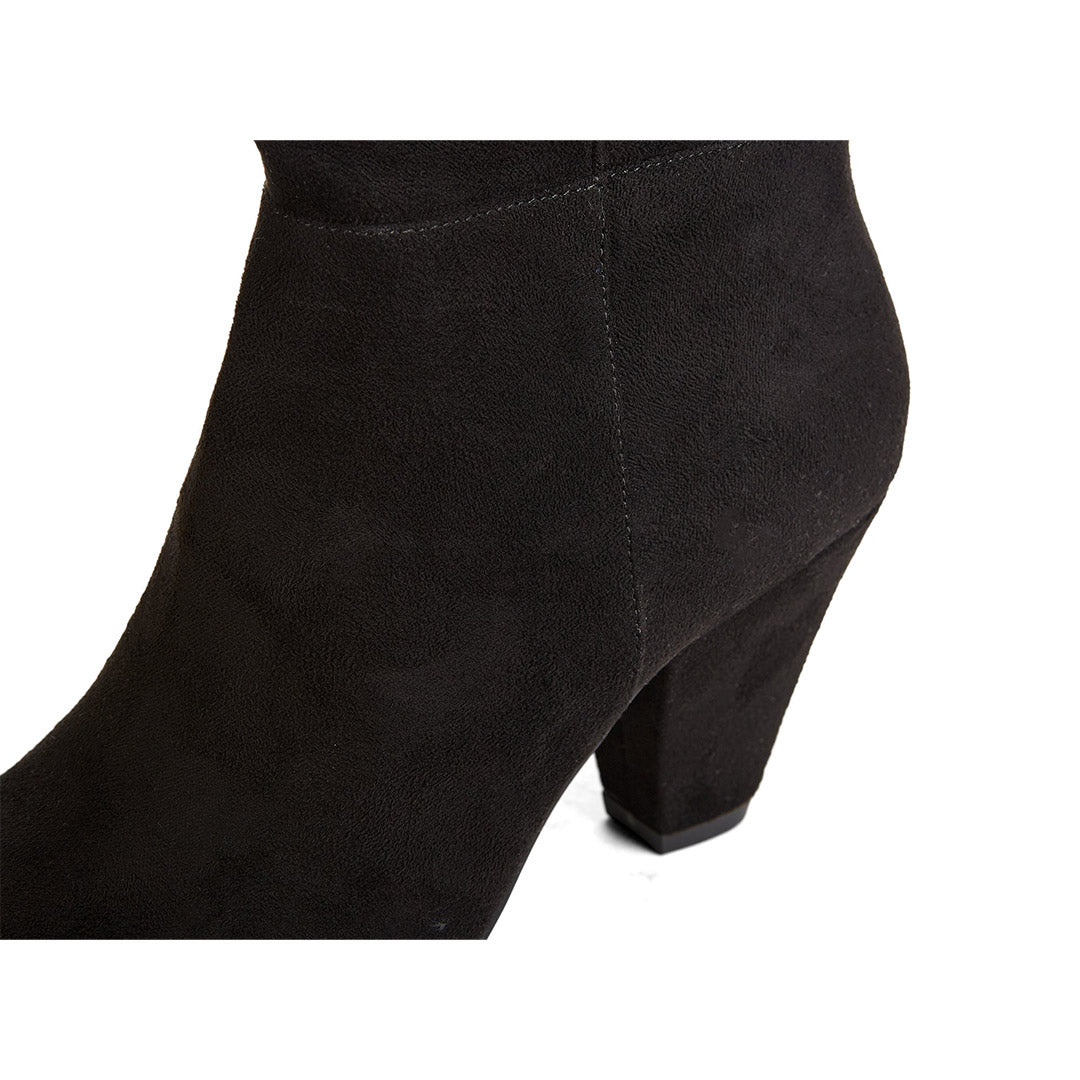 110073-01-posing-06-Posing-Women's Fashion Light Boots-Chelsee Girl-Yellow Shoes